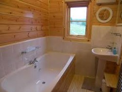 Вентиляционная система в ванной комнате деревянного дома